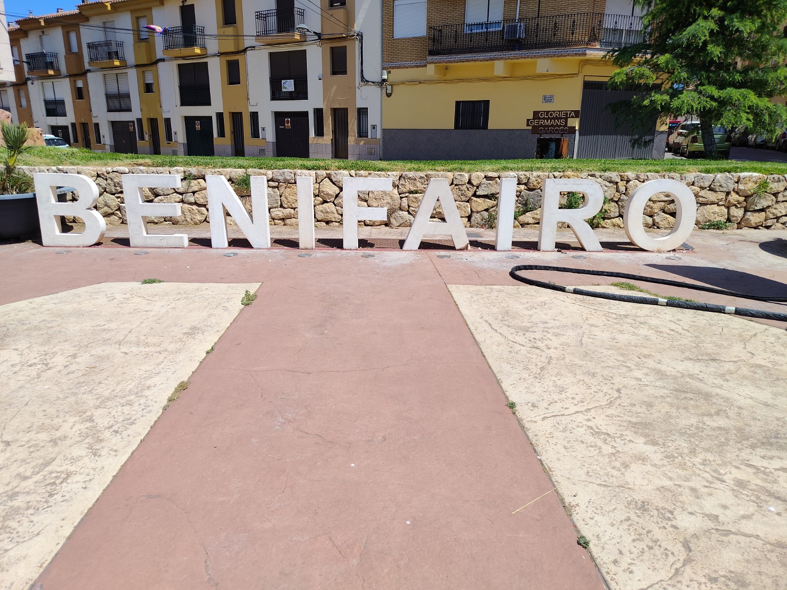 Letrero de Benifairó en una plaza donde se eliminaron grafitis con láser